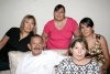 28052008
La festejada junto a su marido Jesús Silva y sus hijas Verónica Silva de Olvera, Norma Patricia Silva y Zaira Silva
