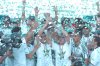 El júbilo estalló cuando finalmente Oswaldo tomó el trofeo y lo levantó junto a sus compañeros, mientras papelillos verdiblancos saltaron por doquier.