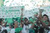 Todos quierían cargar la copa, besarla, acariciarla.