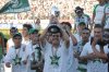 Los jugadores se emocionaron hasta las lagrimas, no sabían qué hacer en
cuanto tenían la copa en su poder.