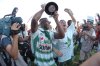El portero Oswaldo Sánchez, capitán del Santos Laguna, es llevado en hombros con el nuevo trofeo de la Primera División por la cancha del estadio Corona, ante la mirada de miles de aficionados y las cámaras de medios nacionales e internacionales.