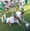 El portero Oswaldo Sánchez, capitán del Santos Laguna, es llevado en hombros con el nuevo trofeo de la Primera División por la cancha del estadio Corona, ante la mirada de miles de aficionados y las cámaras de medios nacionales e internacionales.