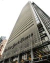 Alain Robert, apodado el 'Hombre Araña' francés por haber trepado por los mayores rascacielos del mundo, escaló los 52 pisos del edificio del New York Times antes de ser arrestado.
