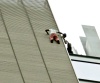 Dos 'hombres araña' treparon, por separado, los 52 pisos de la fachada de la sede del New York Times, ambos fueron detenidos por la Policía de Nueva York en la azotea del edificio.