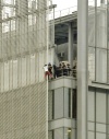 Dos 'hombres araña' treparon, por separado, los 52 pisos de la fachada de la sede del New York Times, ambos fueron detenidos por la Policía de Nueva York en la azotea del edificio.