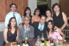 01062008
Raúl Adaliz Martínez con sus amigos, que lo festejaron por su trayectoria profesional como médico