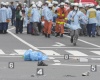 “Él (Kato) saltó encima de un hombre al que había atropellado con su vehículo y lo apuñaló muchas veces. Caminando hacia la estación de Akihabara, atacó personas al azar”, dijo un testigo de 19 años.