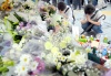 Numerosos dolientes depositaron flores y otros objetos en homenaje a los muertos en la intersección del distrito Akihabara donde un presunto desequilibrado mental asesinó a siete personas.