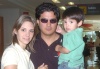 02062008
Humberto Baca fue recibido por Laura y Sebastián Baca, después de su regreso de México.