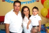 05062008
Paulina con sus padres Carlos de la Garza y Fernanda de De la Garza