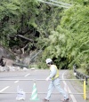Un sismo de magnitud 7.2 estremeció el Norte de Japón, donde causó al menos ocho muertos, remeció edificios,
cortó el suministro de electricidad, derribó un puente y detuvo trenes rápidos.