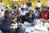 Víctimas del terremoto en Japón reciben atención en un albergue
luego de que sus viviendas resultaran dañadas.