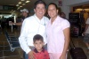 15062008
Natividad Ibarra voló a México y fue despedida por Ángeles Montaño y Adán Ibarra.
