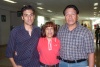 21062008
Los esposos José Luis Vaquera y Gloria Carmona viajaron a Los Ángeles, California, a quienes acompañó su hijo José Luis Vaquera Jr. para despedirlos