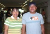 23062008
Moisés Nápoles se marchó a la ciudad de Tijuana en Baja California y su esposa Alejandra Hernández lo acompañó al aeropuerto a despedirlo.