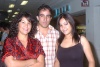 23062008
Rumbo a Tijuana viajaron María y Daniela Martínez, ellas fueron despedidas por Gerardo Martínez.