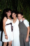 15062008
Ana Sofía acompañada de sus hermanos Silvia y Julián Núñez Islas, el día de su cumpleaños