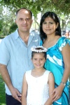 14062008
Bárbara en compañía de su papá, Lic. Cuauhtémoc Estrella González y su esposa Alejandra Luna de Estrella