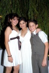 15062008
Ana Sofía acompañada de sus hermanos Silvia y Julián Núñez Islas, el día de su cumpleaños.