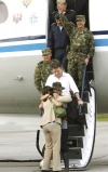 Entre los rescatados estaban tres contratistas militares estadounidenses, dijo el ministro de Defensa, Juan Manuel Santos, al hacer el anuncio. Los 11 restantes son soldados y agentes de policía colombianos, añadió.
