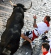 Las calles de Pamplona se llenaron de miles de personas, unas armadas de valor y otras, inconscientes del riesgo, dispuestas a correr delante de los toros.