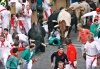 Las calles de Pamplona se llenaron de miles de personas, unas armadas de valor y otras, inconscientes del riesgo, dispuestas a correr delante de los toros.