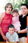 ¡Cumplen 6 y 4 años!
Ileana Dávila de Ramírez y Roberto Ramírez con sus hijos Daniela y Roberto.