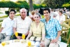 Oscar Murra y Gaby Cofiño de Murra con sus nietos Oscar y David Murra Morales.