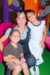 Bárbara de Juárez con sus pequeños Vivian y Javier.