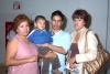 04072008
Ana Cecilia Valenciana y el niño Santiago Casillas viajaron a México y fueron despedidos por Guadalupe Valenciana y Emmanuel Siller