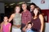 04072008
Carlos Acosta viajó a Europa y fue despedido por Rosario de Acosta, sus hijos Carlos y Georgina, y los niños Willy y Ana Cristina