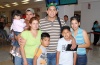 08072008
Carlos Ramírez viajó a California y lo despidieron Martha Nava, Marina Saracho, Édgar Ramírez, Mara Irel, Adrián y Eileen.