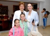 08072008
Lily de Madrazo, Regina y Andrea Estrada y Yeye Romo fueron captadas en el aeropuerto de la ciudad.