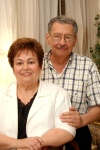 12072008
Nora Lozano de González y Carlos González Taboada festejaron sus Bodas de Oro en compañía de hijos, nietos y hermanos