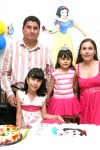 13072008
Jéssica Valeria Bautista Martínez cumplió cuatro años y fue festejada por su hermana Sofía y sus papás Simón Bautista Sifuentes y Lourdes Martínez Flores