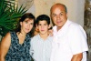 Festeja su cumpleaños
Paulina y José Luis Medrano con su hijo Luis Medrano Diez.