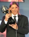 El presidente de los rayados del Monterrey, Jorge Urdiales, recibió el Balón de oro de su goleador chileno, Humberto Suazo del Clausura 2008.