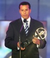 El presidente de los rayados del Monterrey, Jorge Urdiales, recibió el Balón de oro de su goleador chileno, Humberto Suazo del Clausura 2008.