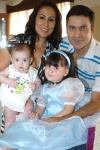 27072008
Dani con sus papás Roberto Cruz y Marcela Muñoz de Cruz y su hermanita Romina