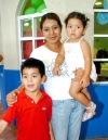 27072008
Miriam Vielma con sus pequeños Cristhian y Victoria Daher