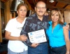 23072008
El homenajeado acompañado de su esposa Tina Cháirez y de su compañera Jaqueline Villarreal Reyes