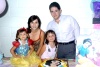 31082008
Natalia en la compañía de sus padres Martha Monárrez de Castilla y Alberto Castilla, y su hermana Luisa Sofía