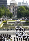 La ciudad japonesa de Hiroshima recordó el 63 aniversario del lanzamiento de la bomba atómica centrada en las víctimas que sobrevivieron y que aún sufren secuelas psicológicas y físicas.