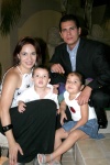 03082008
Rocío Flores de Arellano en la compañía de su esposo José Luis Arellano y sus hijos Victoria y José Alberto Arellano
