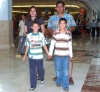04082008
Sandra García de Reyes y Mario Reyes con sus hijos Mario y Daniel.