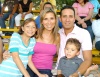 04082008
Sandra García de Reyes y Mario Reyes con sus hijos Mario y Daniel.