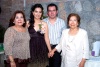 10082008
La pareja junto a la organizadora de la despedida María de Jesús Cruz de Salas y la mamá de la novia Rosalinda Salas de Rosales