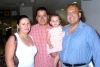 10082008
Angélica de Ramos, Gerardo, Edmundo y la pequeña Angélica Ramos, viajaron a la Ciudad de México