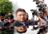 Musharraf sucumbió ayer a meses de inmensa presión por parte de acérrimos rivales que barrieron en las elecciones de febrero.