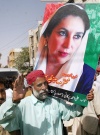 Un partidario de la ex primer ministra Benazir Bhutto lleva su retrato para celebrar la dimisión del presidente pakistaní Pervez Musharraf.